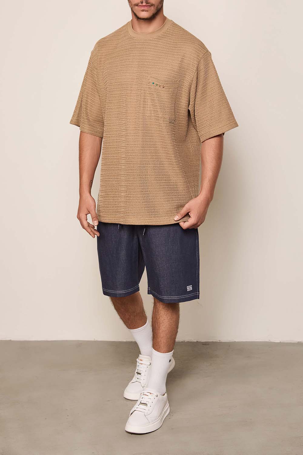 תמונת כל הלוק של חולצת טי